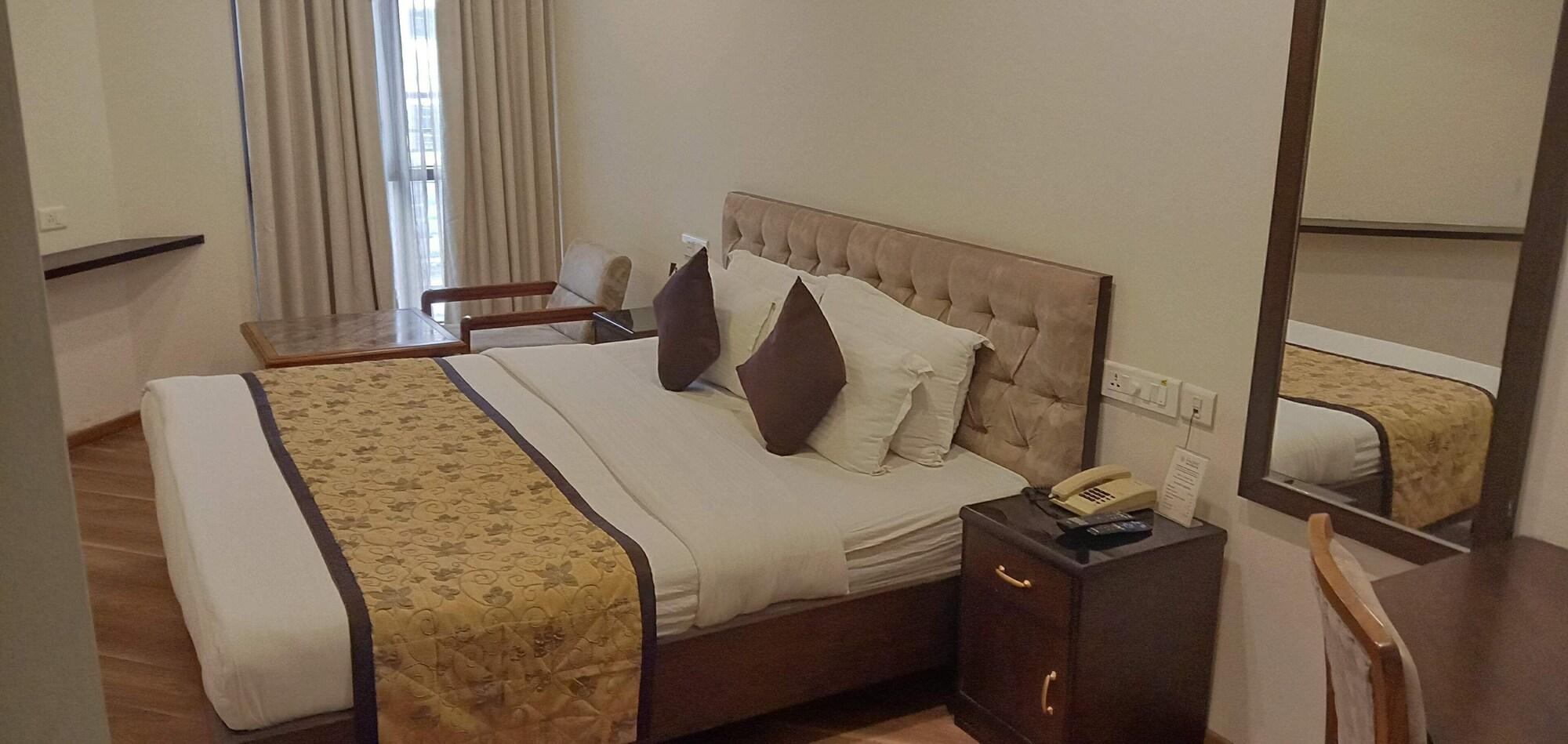 Hotel Pacific Dehradun Zewnętrze zdjęcie